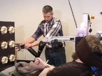 四肢麻痺の男性が脳とつながったロボットアームの新技術を用いて触覚を取り戻すことに成功