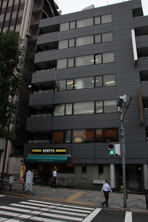 隣も同じ祥平館のビル