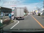 さすが神奈川県警！　白バイが左折するトラックに突っ込み、巻き込まれる！
