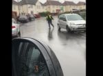 鉄パイプを使って車をトラックに載せようとしたら・・・！？