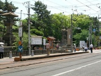 明治の遺産が住吉大社前にあった。写真左側のグレーの柱は、そのうちの1本（Ogiyoshisanさん撮影, Wikimedia Commonsより