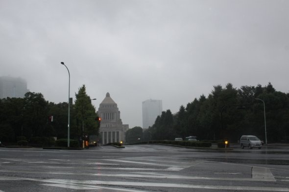 歩くのも困難なほどの人がいた国会前だが...