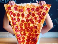 一切れがだいぶデカイ！カナダのベーカリーショップで人気のスライスピザ