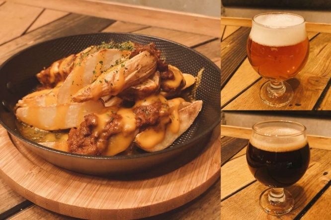 甘みのあるチリコンカンとトロトロのチーズがかかったローデットポテト。右上はIPA、右下はダークピルスナーだ