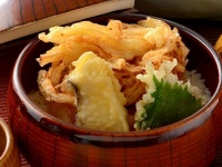 生タマネギが丸ごとついてくる〝御膳〟に4.7万人あ然　「さすが淡路島w」「デザート感覚で置かれてるの面白すぎる」