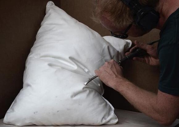 すごくやわらかそうに見えても実は激固。大理石で作られた枕