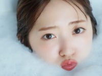 鈴木愛理20周年記念写真集からの先行公開カット⒞DONUTS