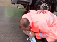 大雨で溺れていた子猫。清掃作業をしていた男性に人工呼吸で救われる。更なるハッピーエンド！（猫の国トルコ）