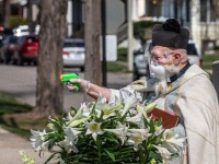 聖水を水鉄砲で噴射する聖職者。社会的距離を保ちながらの祝福行事が話題となりコラ職人がんばる（アメリカ）