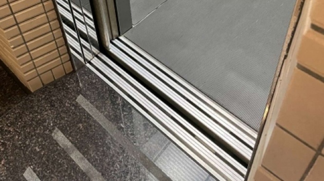 エレベーターの隙間にミニカーが落ちてしまって...（画像はイメージ）