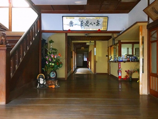 手入れされた趣ある雰囲気の旅館