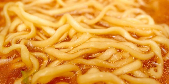 中細で縮れのついた油揚げ麺