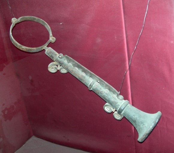 中世には演奏の下手な音楽家に拷問を与えるための楽器が存在した。公衆の前で恥をかかされる「汚名の笛」