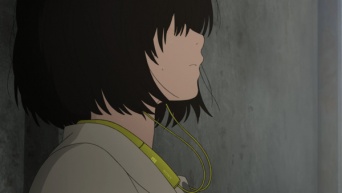 主人公の少女、成瀬順が製品を身につけたワンカット