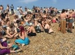 一体何が…？　２００人の男女が一斉にトップレスに！