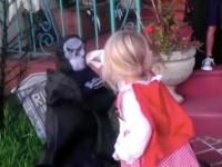 ハロウィンのオバケにお兄ちゃんが大パニック！それを見た妹は驚きの行動に・・・