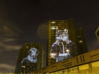 半人半獣の巨大壁画現る!? パリの街に投影された、奇妙なウォールアート