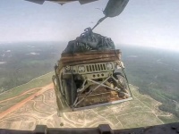 【これはスゴい！】ジープをパラシュートで輸送機から投下！　迫力ある映像が話題に