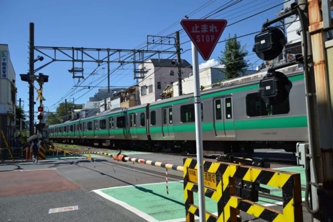 なんとか遮断機の外側へ(画像はイメージ)