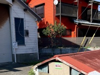 「なんやこれ」「現実世界のすり抜けバグ」　家が地面にめり込んでる？衝撃光景に10万人驚がく