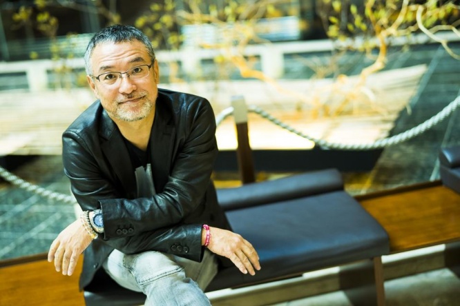 心屋仁之助氏（撮影／干川修、撮影協力／ストリングスホテル東京インターコンチネンタル）