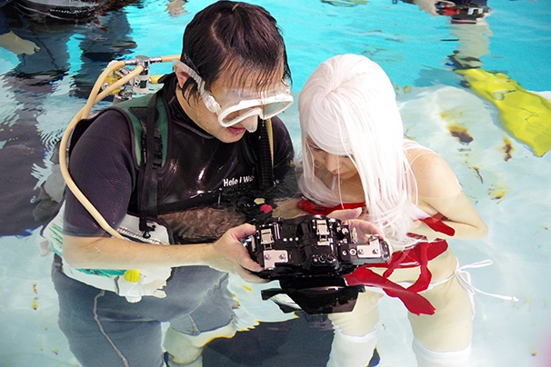 「水中ニーソ」真縞しまりすさん2