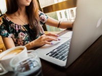 働く女性の70％以上が「お金に関する悩みがある」と回答。何に悩んでいる？