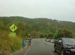 ちゃんと左右確認しろ！　見通しのいい道路で事故寸前！