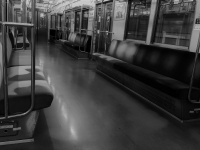 「混みあった地下鉄で、学生たちが揚げ物を取り出した。しかも立ったまま、ソースまでかけ始め...」（東京都・40代女性）