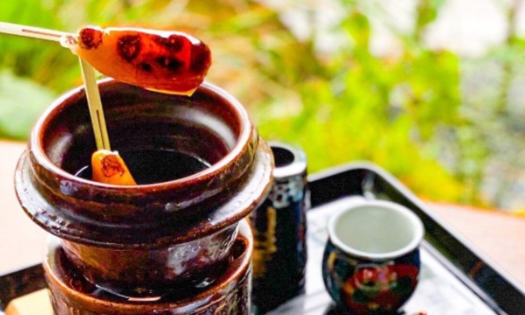 熱々のタレにとっぷり漬けて...　大阪のカフェで食べられる「革新的なみたらし団子」