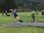 これは悶絶もの！　ハンマー投げの球が審判の下半身に直撃！