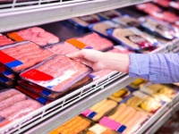 スーパーの店員が肉のパックを床に置いてから並べていた。女性がSNSに投稿したところ物議をかもす