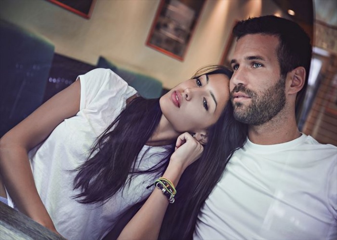 Couple in love looking trough window of a coffeeshop