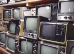 今ではもう使われていない２０００種類以上の電子機器が集まる巨大倉庫に潜入！