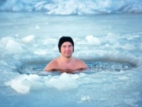 酷寒の地で寒中水泳は健康法（shutterstock.com）