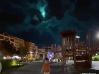 男の子が光風船を振り下ろしたその時！夜空に緑色の火球が流れ落ちる
