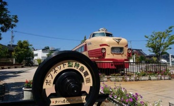 「土居原ボンネット広場」に展示されている、ボンネット型車両「クハ489-501」（「クハ489-501 ボンネット型特急電車」フェイスブック