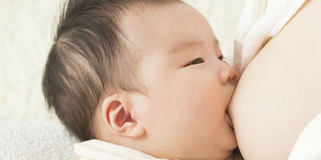 母乳をあげる母親