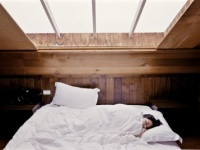 眠れない……。ひとりで寂しい夜の過ごし方【専門家が回答】