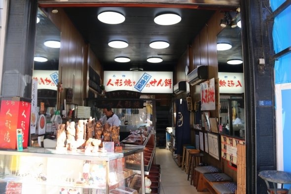 人形町通りに面した、昭和の風情が残る店構えが板倉屋だ