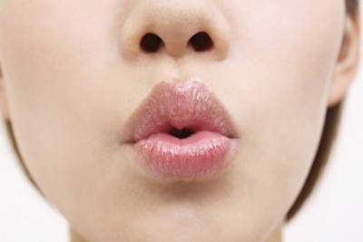 キスのとき口紅って気になる？　男性がキスしたくなる唇を調査