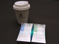 スタイリッシュなパッケージが目を惹く「ラーク・スマートプラス・1mg」と「ラーク・スマートプラス・メンソール・1mg」。セブンカフェなど、コンビニコーヒーとの組み合わせなら500円を切る