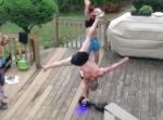 驚異のバランス感覚！　セグウェイの上で片手倒立をキメる男性。