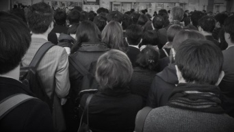 「電車の復旧を駅のホームで待っていた妊娠中の私。地べたに座りたがる娘を励ましていたら、見知らぬおじさんが...」（東京都・20代女性）