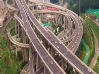 これどんなローラーコースター？5層の高速道路が重なりあって8方向に向かう中国の巨大インターチェンジがすごい