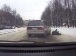 警官ＧＪ！　飛び込んできた車から身を投げ出して子どもを守る！
