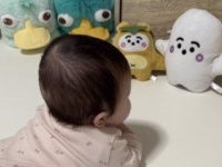 なにを話しているのかな？　赤ちゃん議長が仕切る〝フワフワ会議〟に2.7万人ほっこり