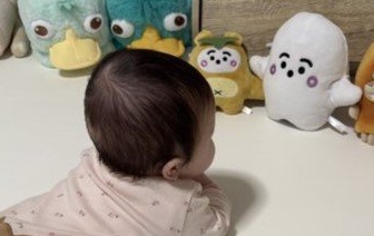 なにを話しているのかな？　赤ちゃん議長が仕切る〝フワフワ会議〟に2.7万人ほっこり