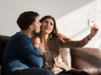 あーあーあーーー!?　彼女が勝手に2人の画像をSNSにアップした場合の彼氏の対応ランキング！