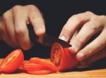 異常な違和感！　トマトをただ切るだけなのに…